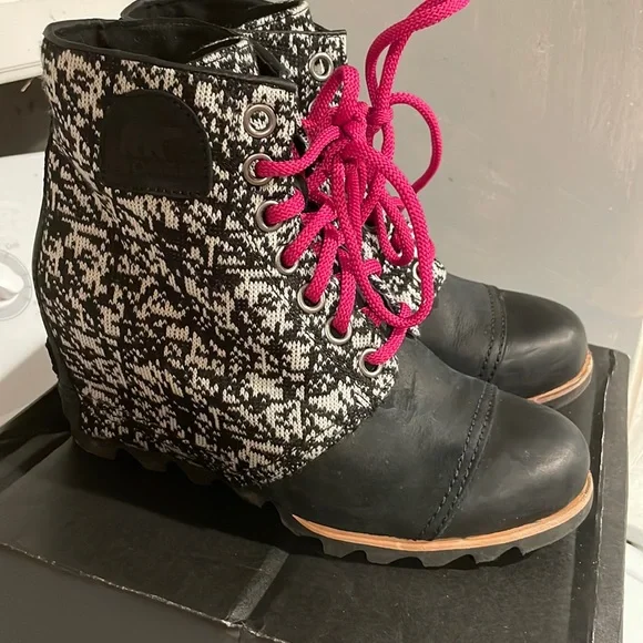 Sorel PDX Wedge Boot with Black and White Shaft and Hot Pink Laces Size 9 NIB💗🖤 - Picture 6 of 11